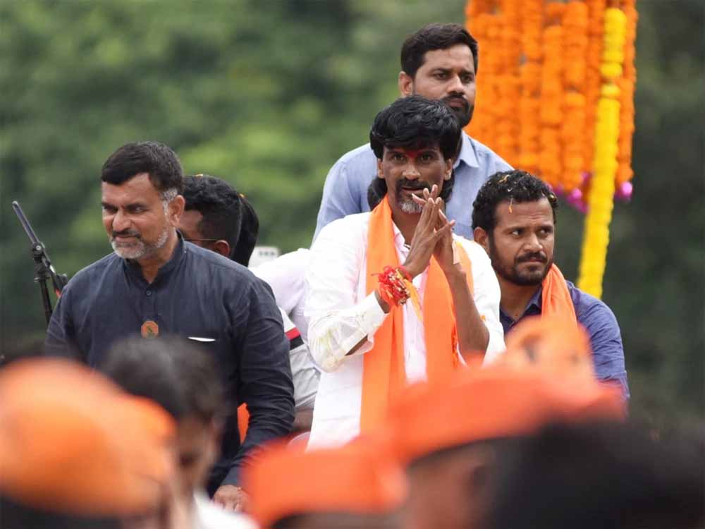 BMC चुनाव से पहले मनोज जरांगे ने बढ़ाई सरकार की टेंशन, फडणवीस के मंत्रियों का दल मनाने पहुंचा BMC चुनाव से पहले मनोज जरांगे ने बढ़ाई सरकार की टेंशन, फडणवीस के मंत्रियों का दल मनाने पहुंचा