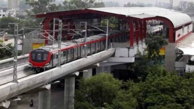 निर्माणाधीन मेट्रो लाइन का एक हिस्सा 15 मीटर तक धंसा, पुलिस ने की बैरिकेडिंग निर्माणाधीन मेट्रो लाइन का एक हिस्सा 15 मीटर तक धंसा, पुलिस ने की बैरिकेडिंग