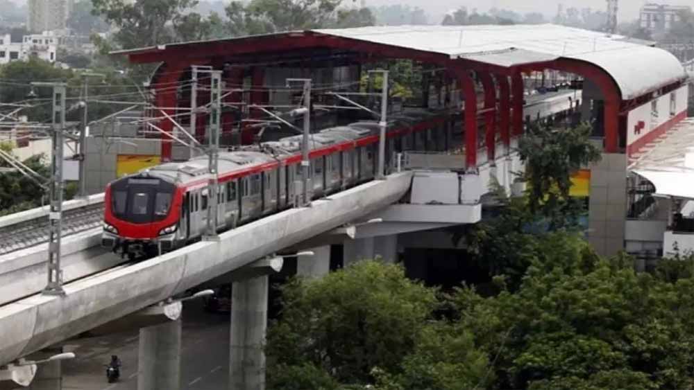 निर्माणाधीन मेट्रो लाइन का एक हिस्सा 15 मीटर तक धंसा, पुलिस ने की बैरिकेडिंग निर्माणाधीन मेट्रो लाइन का एक हिस्सा 15 मीटर तक धंसा, पुलिस ने की बैरिकेडिंग