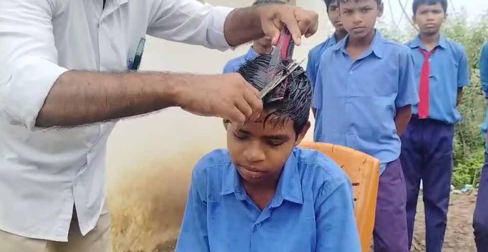 ‘सैलून वाले गुरुजी’: बच्चों को पढ़ाई के साथ मुफ्त हेयर कटिंग की अनोखी सौगात ‘सैलून वाले गुरुजी’: बच्चों को पढ़ाई के साथ मुफ्त हेयर कटिंग की अनोखी सौगात