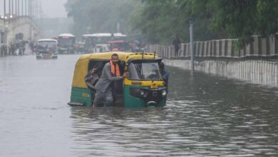 दिल्ली-NCR में बारिश से हाहाकार: उड़ानें लेट, सड़कों पर जलभराव से ट्रैफिक जाम