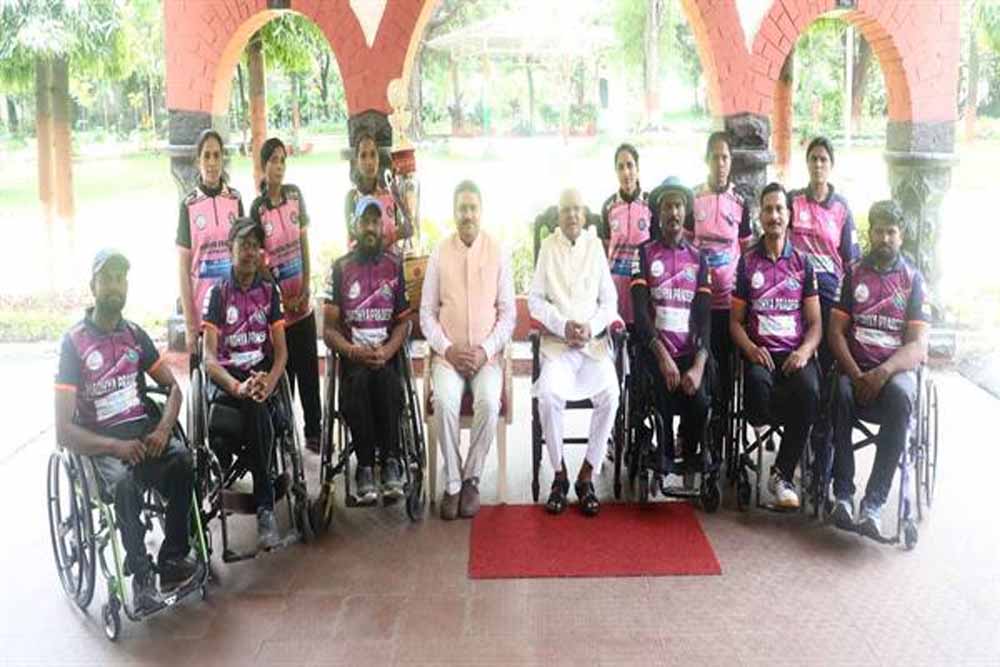 राज्यपाल पटेल से मध्यप्रदेश व्हीलचैयर क्रिकेट और दिव्यांग महिला क्रिकेट टीम के सदस्यों ने की मुलाकात राज्यपाल पटेल से मध्यप्रदेश व्हीलचैयर क्रिकेट और दिव्यांग महिला क्रिकेट टीम के सदस्यों ने की मुलाकात