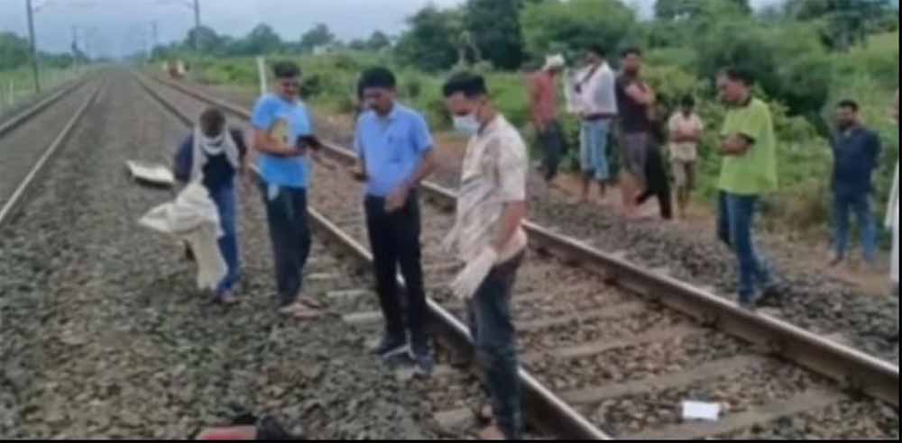 MP में रेल हादसा या आत्महत्या? प्रेम प्रसंग में युवक-युवती के कटे मिले शव, मचा हड़कंप MP में रेल हादसा या आत्महत्या? प्रेम प्रसंग में युवक-युवती के कटे मिले शव, मचा हड़कंप