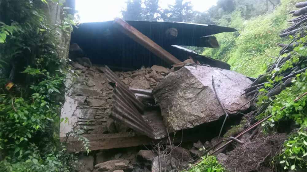 पिथौरागढ़ में फिर पहाड़ दरका, 18 परिवारों की सुरक्षा चिंतित