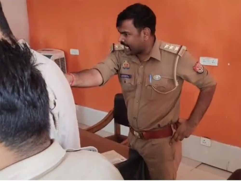 बजरंग दल कार्यकर्ताओं पर थानेदार का गुस्से भरा हमला, विवादित बयान वायरल बजरंग दल कार्यकर्ताओं पर थानेदार का गुस्से भरा हमला, विवादित बयान वायरल