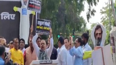 कांग्रेस दफ्तर के बाहर भाजपा का हंगामा, पीएम मोदी से जुड़े बयान पर माफी की मांग