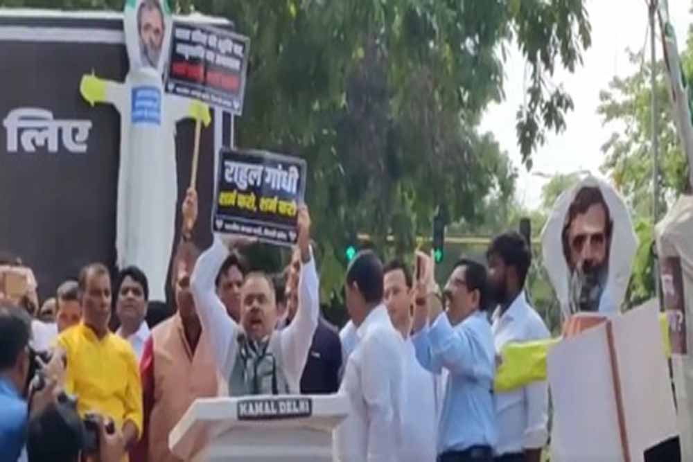 कांग्रेस दफ्तर के बाहर भाजपा का हंगामा, पीएम मोदी से जुड़े बयान पर माफी की मांग कांग्रेस दफ्तर के बाहर भाजपा का हंगामा, पीएम मोदी से जुड़े बयान पर माफी की मांग