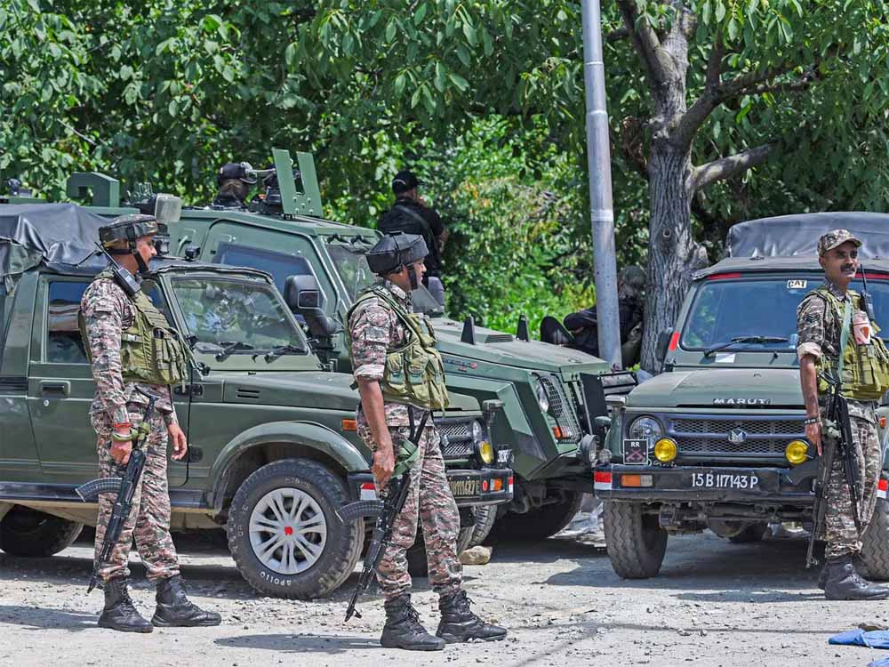 पुंछ में सुरक्षा बलों का बड़ा अभियान, दो आतंकवादी गिरफ्तार, AK-47 और हैंड ग्रेनेड बरामद