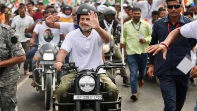 बिहार की बुलेट पर सवार दिखे राहुल गांधी, पीछे कांग्रेस अध्यक्ष राजेश कुमार बिना हेलमेट