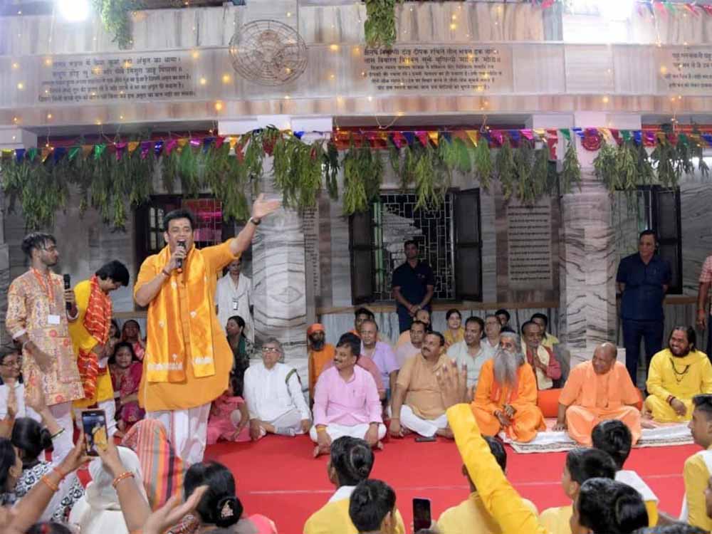 कान्हा जन्मोत्सव में रविकिशन का रंगीन अंदाज, CM योगी भी हंसी रोक न सके