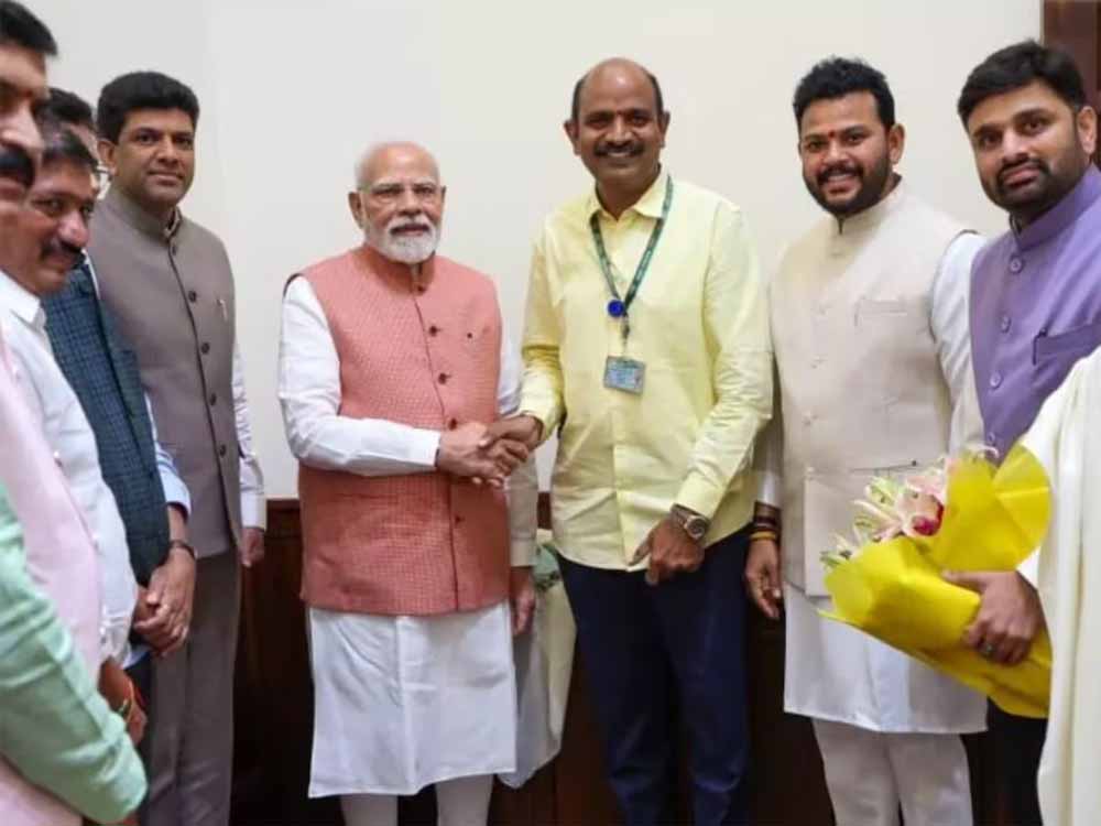 तीसरे बच्चे पर गाय और 50 हजार का इनाम, पीएम मोदी ने सांसद की पहल को सराहा तीसरे बच्चे पर गाय और 50 हजार का इनाम, पीएम मोदी ने सांसद की पहल को सराहा