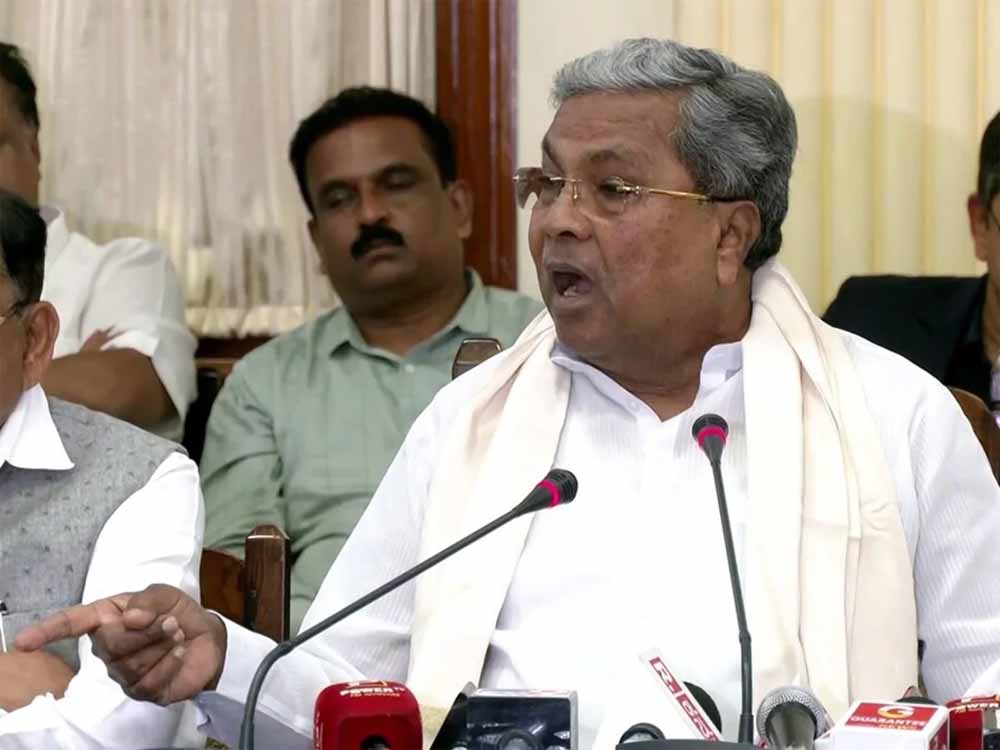 सिद्धारमैया के बयान से कांग्रेस घिरी मुश्किल में, BJP ने साधा वोट चोरी पर निशाना सिद्धारमैया के बयान से कांग्रेस घिरी मुश्किल में, BJP ने साधा वोट चोरी पर निशाना
