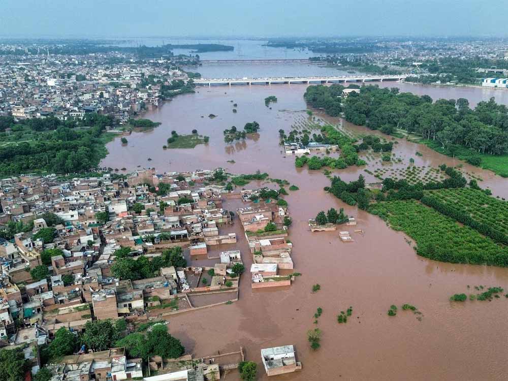 लाहौर में पानी घुसा तो पाकिस्तान ने भारत पर फोड़ा ठीकरा, सिंधु जल समझौते का रोना रोया लाहौर में पानी घुसा तो पाकिस्तान ने भारत पर फोड़ा ठीकरा, सिंधु जल समझौते का रोना रोया