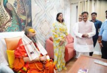 उप मुख्यमंत्री शुक्ल ने गोवर्धन में मलूकपीठाधीश्वर श्री राजेन्द्रदास जी महाराज का लिया आशीर्वाद