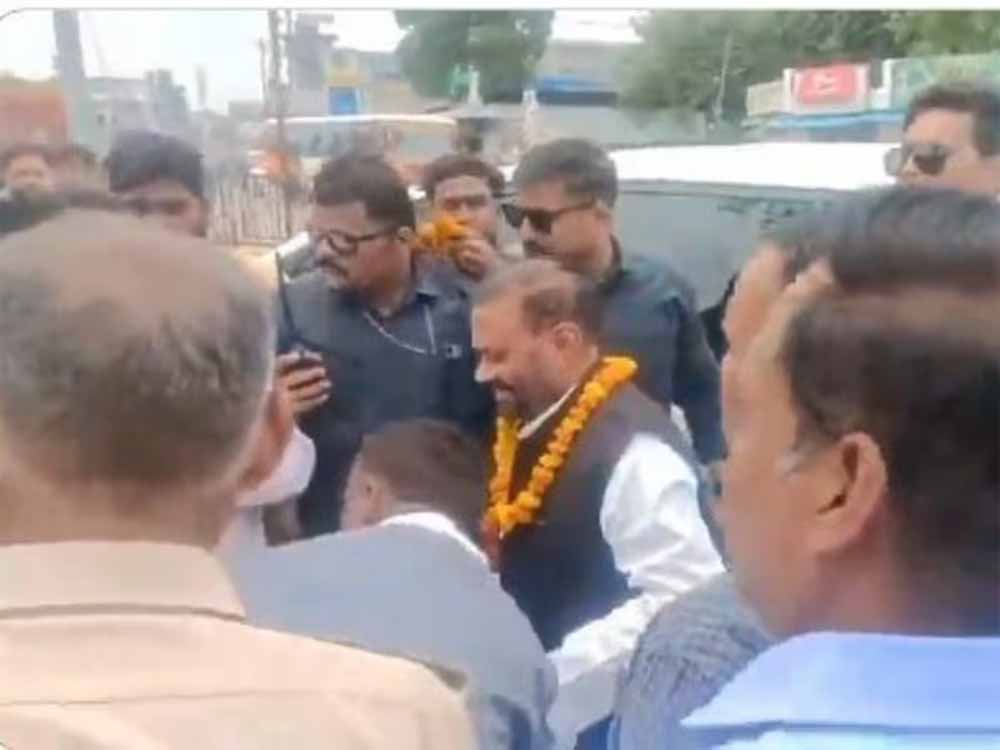 रायबरेली में स्वामी प्रसाद मौर्य को दो युवकों ने मारा थप्पड़, भड़के समर्थकों ने की जमकर धुनाई रायबरेली में स्वामी प्रसाद मौर्य को दो युवकों ने मारा थप्पड़, भड़के समर्थकों ने की जमकर धुनाई