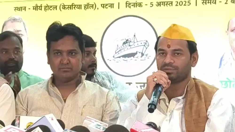 तेज प्रताप का बड़ा दांव: VVIP के साथ गठबंधन, बिहार की सभी सीटों पर लड़ेंगे चुनाव तेज प्रताप का बड़ा दांव: VVIP के साथ गठबंधन, बिहार की सभी सीटों पर लड़ेंगे चुनाव