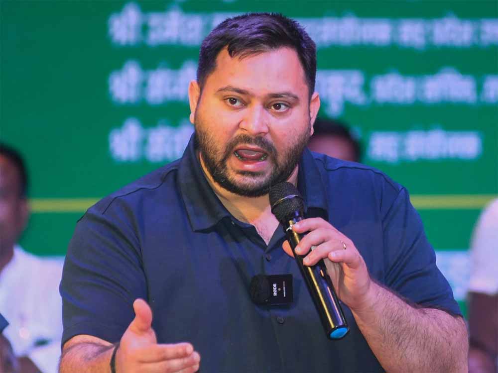 तेजस्वी यादव को फिर चुनाव आयोग का नोटिस, 48 घंटे में वोटर आईडी जमा करने के निर्देश तेजस्वी यादव को फिर चुनाव आयोग का नोटिस, 48 घंटे में वोटर आईडी जमा करने के निर्देश