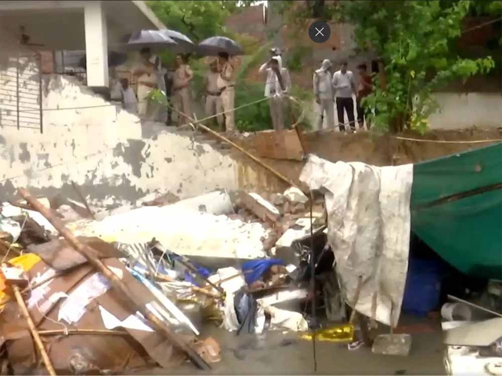दिल्ली के जैतपुर में मंदिर की दीवार गिरने से 7 की मौत, बड़ा हादसा दिल्ली के जैतपुर में मंदिर की दीवार गिरने से 7 की मौत, बड़ा हादसा