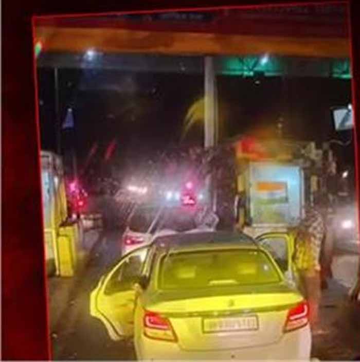 सेना के बाद अब सपा नेता की पिटाई, प्लाजा कर्मचारियों की दबंगई जारी सेना के बाद अब सपा नेता की पिटाई, प्लाजा कर्मचारियों की दबंगई जारी