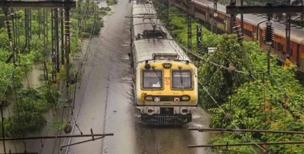 महाराष्ट्र में भारी बारिश का कहर: 12 मौतें, 16 लंबी दूरी की ट्रेनें रद्द महाराष्ट्र में भारी बारिश का कहर: 12 मौतें, 16 लंबी दूरी की ट्रेनें रद्द