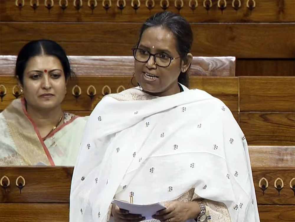 मुंबई कांग्रेस में बदलाव की आहट, वर्षा गायकवाड़ की अध्यक्ष पद पर मंडरा रहा खतरा