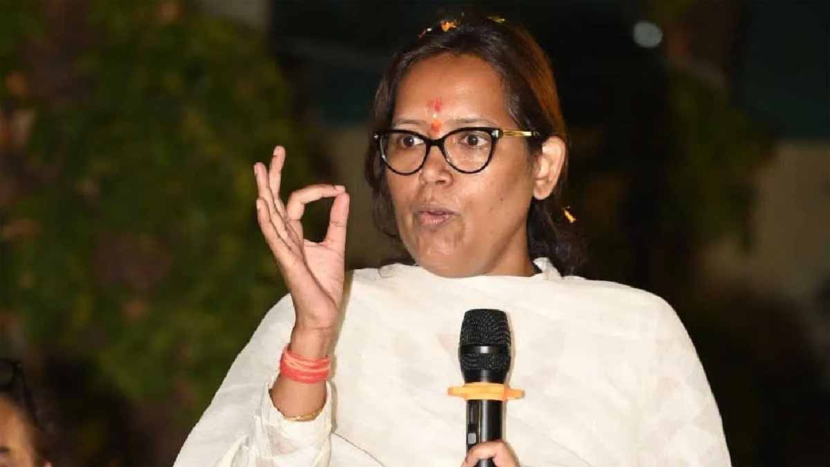 मुंबई कांग्रेस में बदलाव की आहट, वर्षा गायकवाड़ की कुर्सी पर संकट