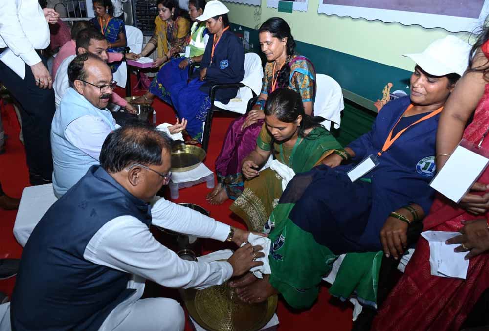 स्वच्छता में छत्तीसगढ़ को राष्ट्रीय स्तर पर प्रतिष्ठित करने में स्वच्छता दीदियों का अमूल्य योगदान : मुख्यमंत्री
