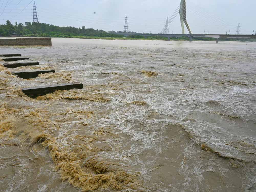 दिल्ली में बाढ़ का खतरा: खतरे के निशान पर यमुना, प्रशासन सतर्क दिल्ली में बाढ़ का खतरा: खतरे के निशान पर यमुना, प्रशासन सतर्क