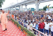 कांवड़ यात्रा में शामिल हुए सीएम योगी, पुष्प वर्षा कर लगाए हर हर महादेव के जयकारे
