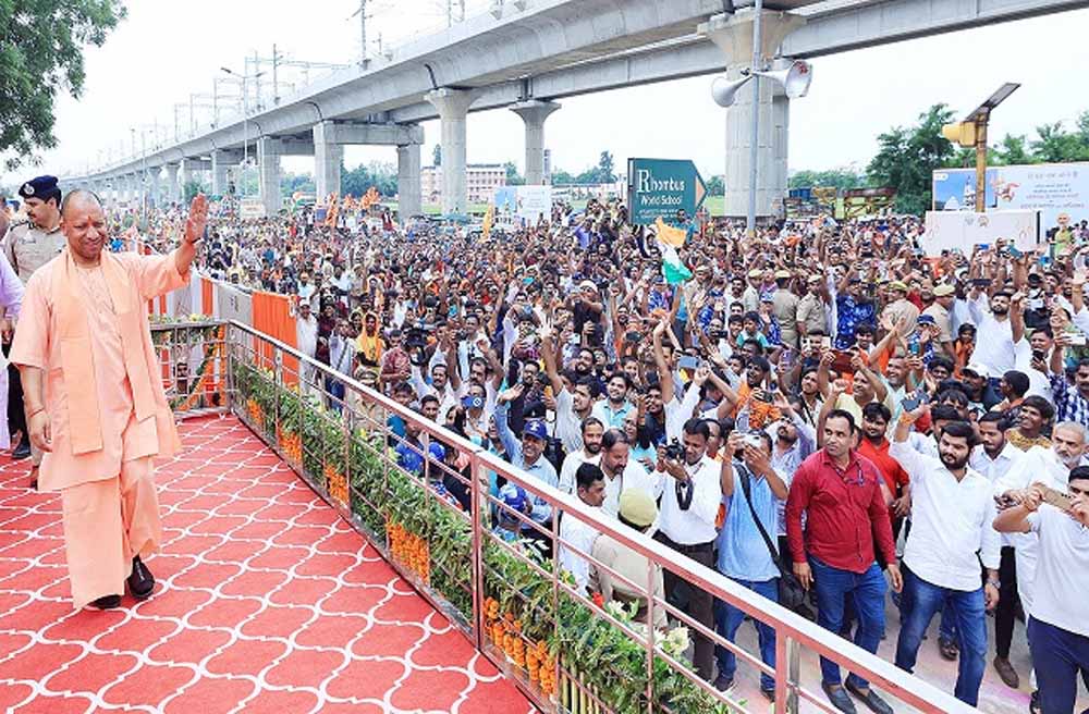 कांवड़ यात्रा में शामिल हुए सीएम योगी, पुष्प वर्षा कर लगाए हर हर महादेव के जयकारे कांवड़ यात्रा में शामिल हुए सीएम योगी, पुष्प वर्षा कर लगाए हर हर महादेव के जयकारे