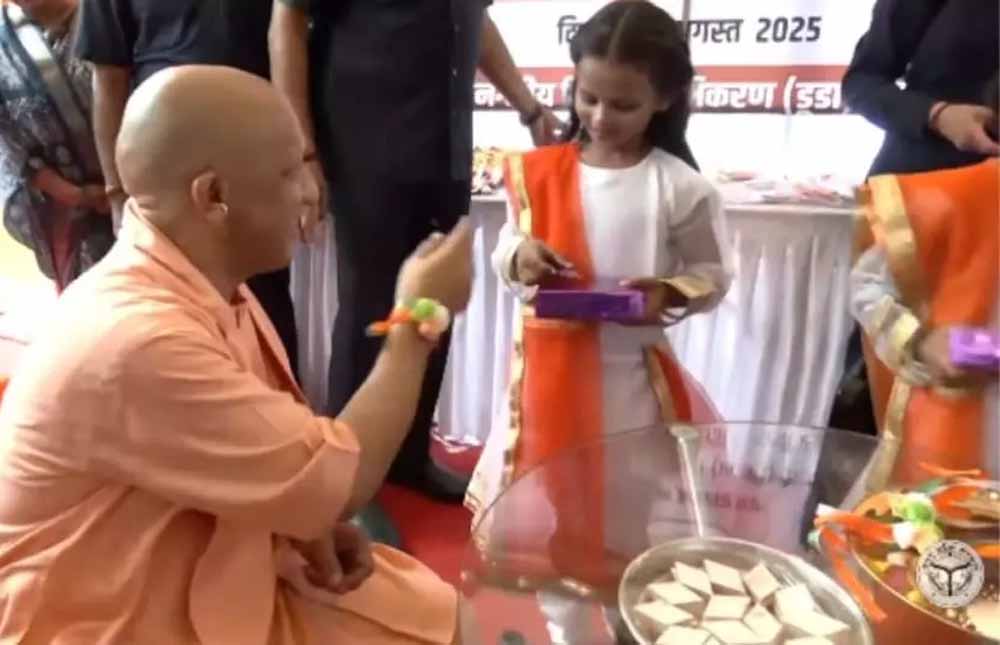 राखी पर बच्ची की प्यारी जिद, मिठाई खाकर मान गए CM योगी राखी पर बच्ची की प्यारी जिद, मिठाई खाकर मान गए CM योगी