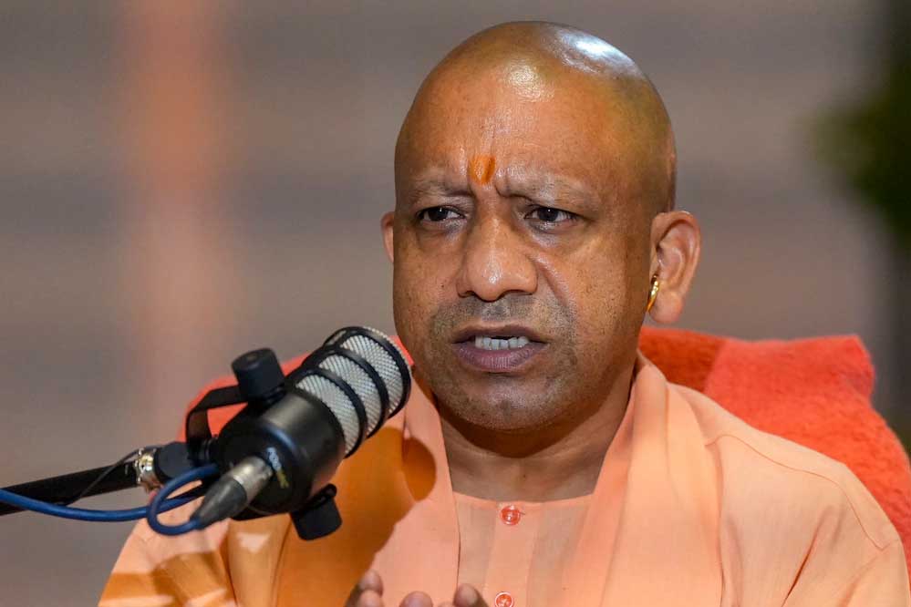 मुख्यमंत्री योगी की समीक्षा बैठक में अनुपस्थित पांच अधिकारियों पर एक्शन, एक दिन का वेतन रोकने का आदेश