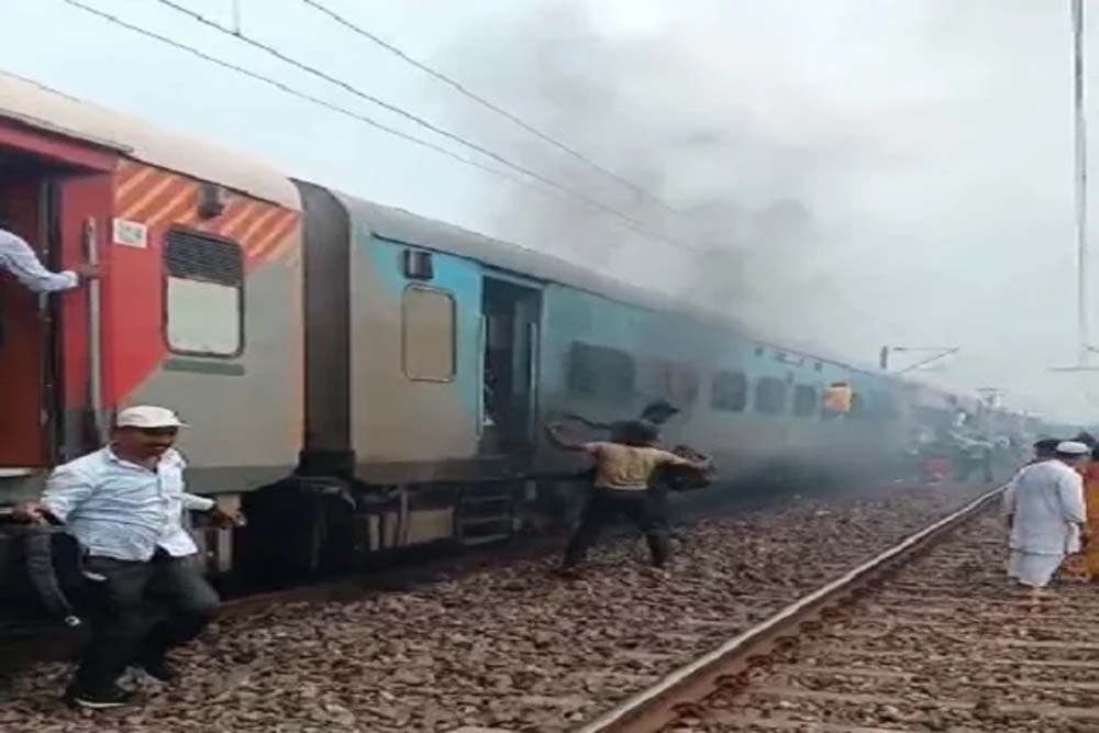 जामताड़ा में हावड़ा–नई दिल्ली सुपरफास्ट एक्सप्रेस में लगी आग, अफरा-तफरी में कूदे यात्री जामताड़ा में हावड़ा–नई दिल्ली सुपरफास्ट एक्सप्रेस में लगी आग, अफरा-तफरी में कूदे यात्री