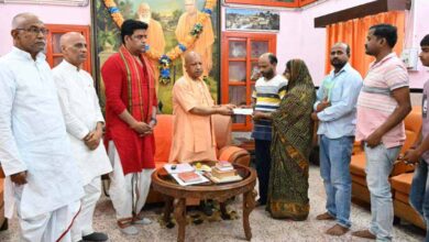 दीपक के परिजनों की वेदना में सीएम ने लगाया आर्थिक मदद व संवेदना का मरहम