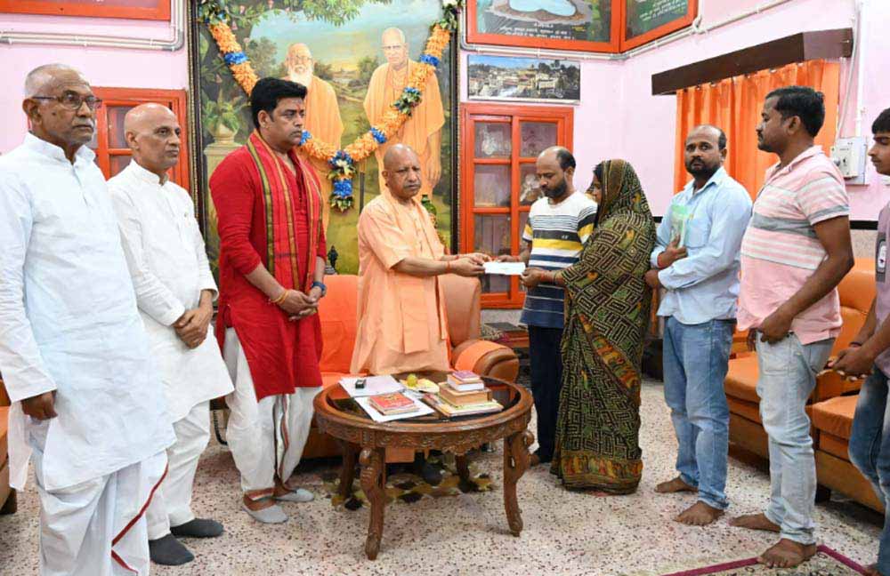 दीपक के परिजनों की वेदना में सीएम ने लगाया आर्थिक मदद व संवेदना का मरहम दीपक के परिजनों की वेदना में सीएम ने लगाया आर्थिक मदद व संवेदना का मरहम