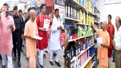 पैदल चल व्यापारियों व ग्राहकों से मिले सीएम, कहा-जीएसटी सुधार पर जताएं मोदी सरकार का आभार पैदल चल व्यापारियों व ग्राहकों से मिले सीएम, कहा-जीएसटी सुधार पर जताएं मोदी सरकार का आभार