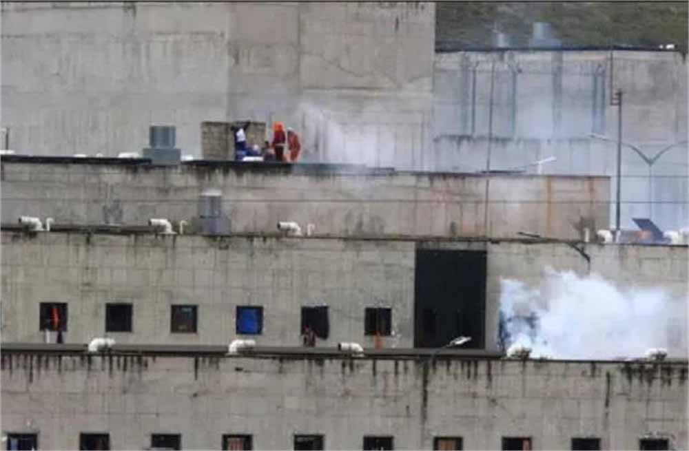 इक्वाडोर की जेल में भीषण दंगा: गोलीबारी और धमाकों में 14 की मौत