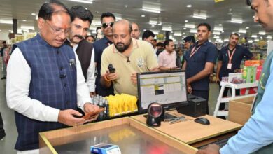 जब मुख्यमंत्री खुद बने ग्राहक : घरेलू सामान की शॉपिंग कर उठाया जीएसटी दरों में कटौती का लाभ