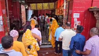 नवरात्रि के चौथे दिन मां कूष्मांडा के दर्शन के लिए लगी लंबी कतार, भक्तों ने की शांति-समृद्धि की कामना