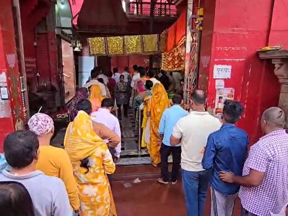 नवरात्रि के चौथे दिन मां कूष्मांडा के दर्शन के लिए लगी लंबी कतार, भक्तों ने की शांति-समृद्धि की कामना नवरात्रि के चौथे दिन मां कूष्मांडा के दर्शन के लिए लगी लंबी कतार, भक्तों ने की शांति-समृद्धि की कामना
