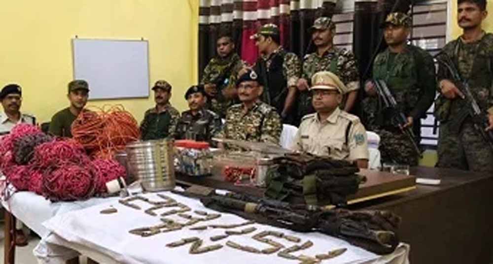 झारखंड पुलिस की बड़ी कामयाबी: नक्सलियों के अड्डे से भारी मात्रा में हथियार और विस्फोटक बरामद