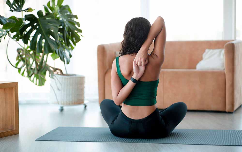 गौमुखासन: रीढ़ की हड्डी मजबूत करने के साथ पाएँ और भी कई फायदे
