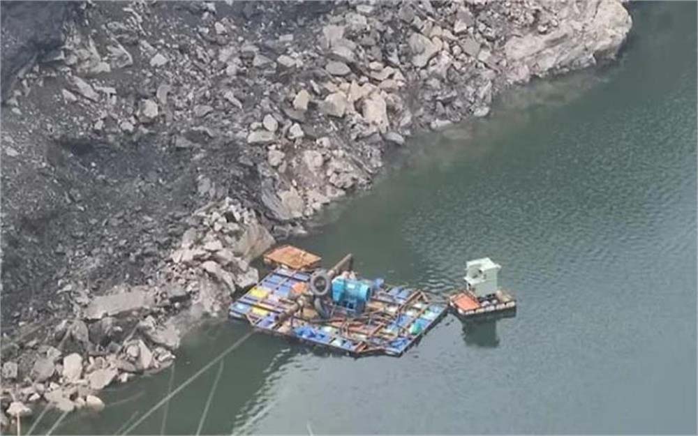 धनबाद हादसा: सर्विस वैन गहरी खाई में गिरी, 5-6 मजदूरों की हालत गंभीर, बचाव कार्य जारी