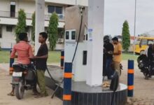 हेलमेट नियम की उड़ रही धज्जियां: पेट्रोल पंप पर बेधड़क मिल रहा पेट्रोल