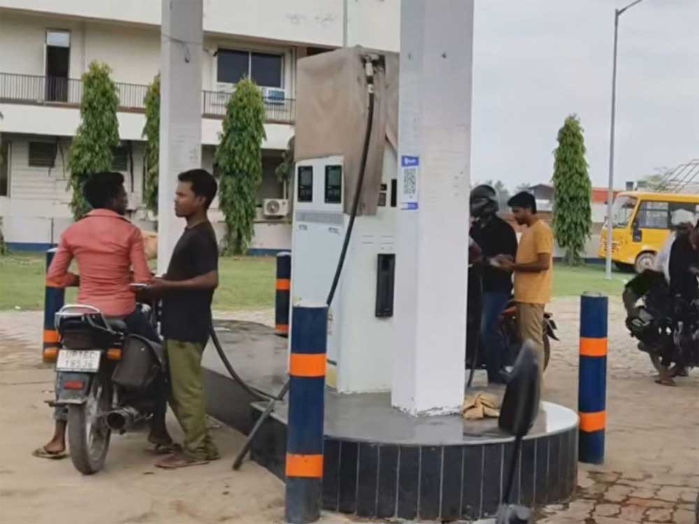हेलमेट नियम की उड़ रही धज्जियां: पेट्रोल पंप पर बेधड़क मिल रहा पेट्रोल हेलमेट नियम की उड़ रही धज्जियां: पेट्रोल पंप पर बेधड़क मिल रहा पेट्रोल