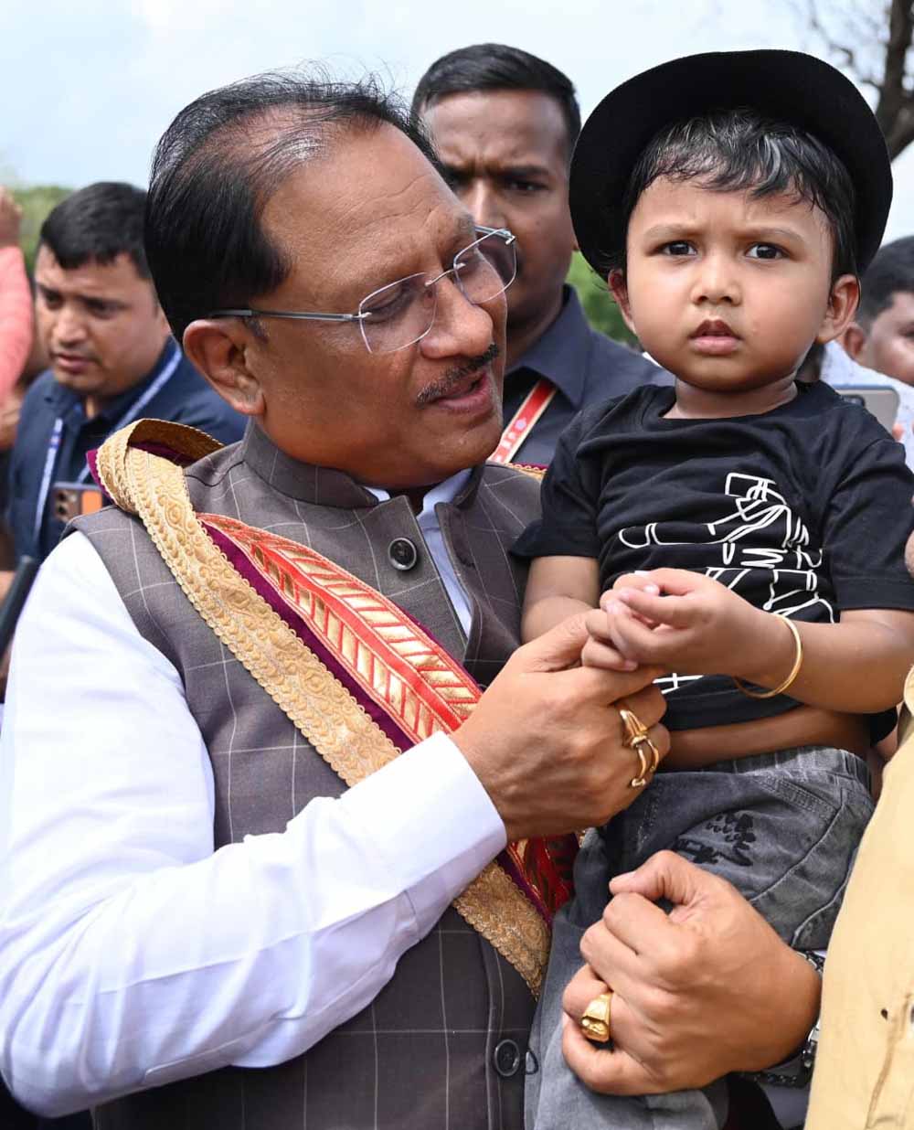 सरल और सहज मुख्यमंत्री विष्णु देव साय का दिखा अपनत्व, नन्हे इवान को गोद में लेकर किया दुलार सरल और सहज मुख्यमंत्री विष्णु देव साय का दिखा अपनत्व, नन्हे इवान को गोद में लेकर किया दुलार