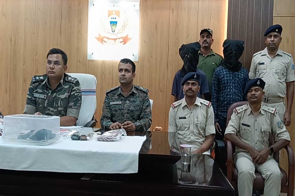 सारंडा जंगल से झारखंड पुलिस की बड़ी सफलता, 2 खूंखार नक्सली गिरफ्तार