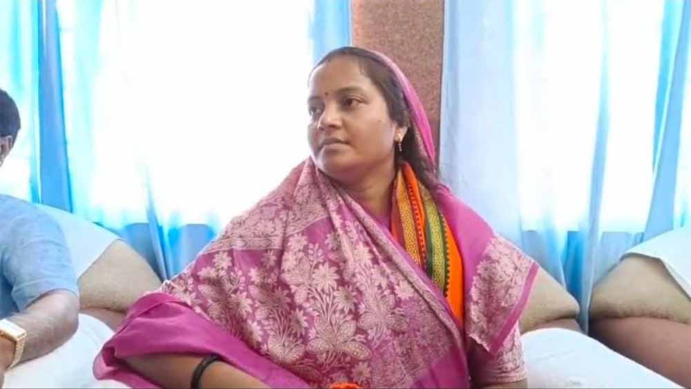 मंत्री लक्ष्मी राजवाड़े और परिवार को सरेआम मिली जान से मारने की धमकी मंत्री लक्ष्मी राजवाड़े और परिवार को सरेआम मिली जान से मारने की धमकी