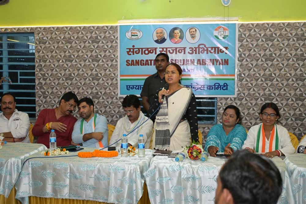 धनबाद में कांग्रेस का संगठन सृजन अभियान, शिल्पी नेहा तिर्की ले रहीं कार्यकर्ताओं से राय