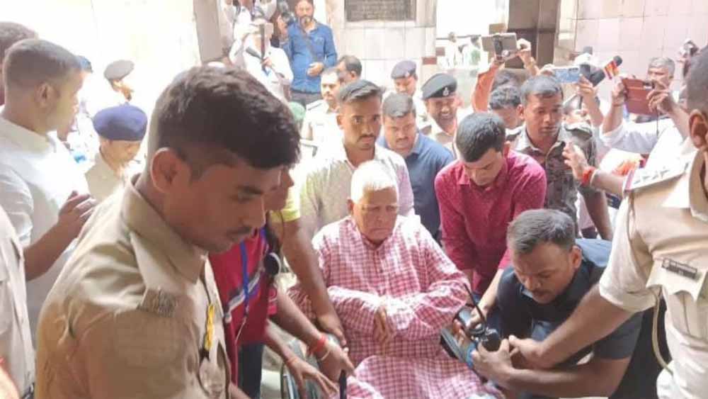 गयाजी में लालू-राबड़ी ने किया पितरों का पिंडदान, तेजस्वी और बहू राजश्री भी रहे साथ